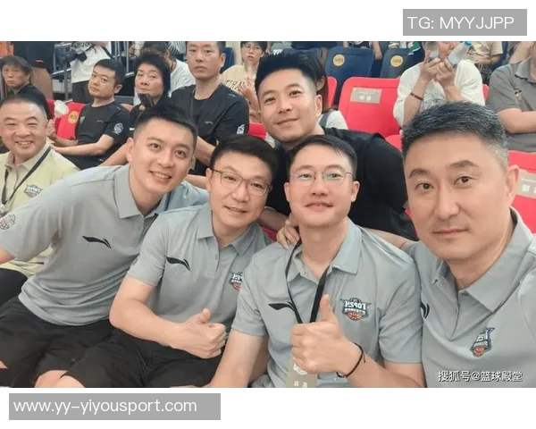 杨鸣与杜锋赛后微笑拥抱展现对输球的坦然态度 杨鸣与杜锋赛后微笑拥抱展现对输球的坦然态度