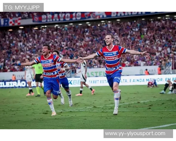 巴甲门将开球失误被对手偷袭瞬间引发全场哄笑