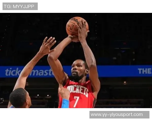 杜兰特赞伊森与小贾底角三分能力出色对手防守也难阻突破攻筐